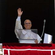Leone XIV al Regina Caeli di ieri, 17 maggio. Lunedì prossimo verrà presentata la sua prima enciclica, Magnifica humanitas / VATICAN MEDIA