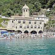 L'abbazia benedettina dell'anno Mille di san Fruttuoso (ora bene del FAI) con la spiaggetta antistante / Riccardi