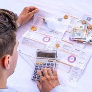 Bollette e assicurazioni: quanto costa l’indecisione agli italiani (immagine di repertorio)