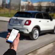 Se la colonnina va da Maometto: arrivano i robot che raggiungono le auto elettriche per ricaricarle