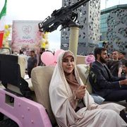 Nelle nozze di massa a Teheran gli sposi promettono il sacrificio della vita