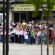 I bambini delle scuole di Reggio Emilia in festa per la visita di Kate Middleton, avvenuta proprio nei giorni scorsi