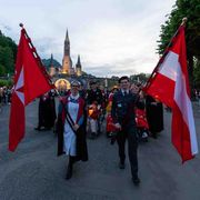 I membri dell’Ordine
di Malta durante
una processione
del loro pellegrinaggio internazionale a Lourdes