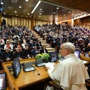 Il Papa in Aula Nuova del Sinodo assieme ai moderatori delle associazioni internazionali di fedeli, dei movimenti ecclesiali e delle nuove comunità / VATICAN MEDIA