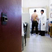 Pochi medici e attese lunghissime: in carcere anche curarsi è impossibile