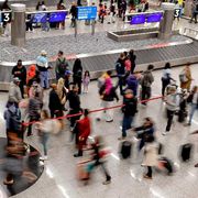 Alcuni passeggeriin fila per i controlli di sicurezza nell’aeroporto internazionale di Hartsfield–Jackson ad Atlanta, in Georgia
