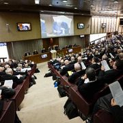Zuppi apre l'Assemblea generale dei vescovi italiani nell'Aula del Sinodo in Vaticano / SICILIANI