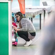 Una bimba in una comunità di accoglienza