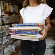 Gli studenti italiani preferiscono ancora i libri di carta (ma fanno i compiti con l'IA)