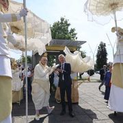 Il sindaco di Napoli Gaetano Manfredi all'inaugurazione dei nuovi chioschi di piazza Garibaldi, accolto dalla performance degli artisti del progetto Bella Piazza