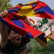 Personale di sicurezza indiano ferma un attivista del Congresso della Gioventù Tibetana (TYC) fuori dall'ambasciata cinese a Nuova Delhi, lo scorso 10 marzo