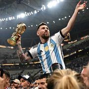 Messi c'è!  E con Ronaldo la sfida continua, ed è ancora Mondiale