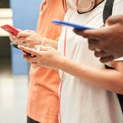 Scuole senza smartphone? I primi studi non danno certezze