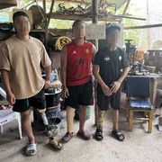 Nel laboratorio dei sopravvissuti alle mine si restituiscono le gambe al Myanmar