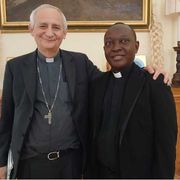 Il sacerdote congolese don Dieudonné Kambale assieme
al cardinale Matteo Zuppi