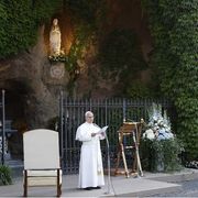 Il Papa davanti alla grotta della Madonna di Lourdes nei giardini vaticani per il Rosario per la pace / ANSA