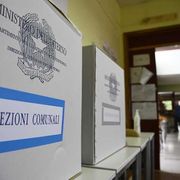 Un’urna per le elezioni comunali / Ansa