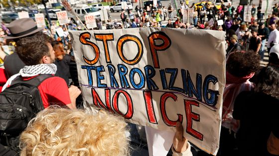 Le proteste a San Francisco, una delle città “santuario” per i migranti, contro l’Ice: gli agenti federali hanno compiuto numerosi arresti di stranieri anche nel resto della California / Ansa