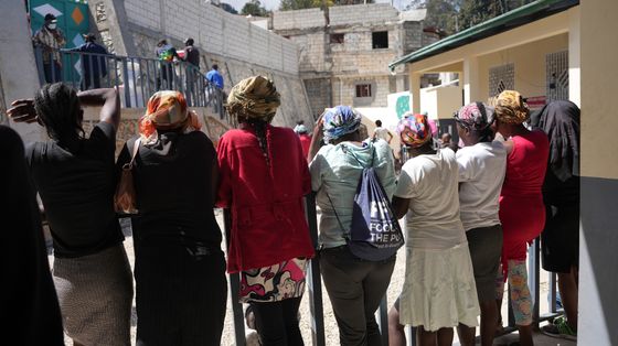Un gruppo di haitiane voltato si spalle nel centro di Medici senza frontiere di Port-au-Prince/ Marx Stanley Léveillé/MSF
