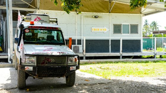 Un fuoristrada di Msf davanti alla clinica a Port-au-Prince