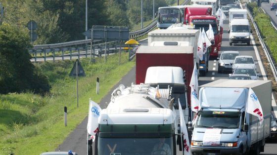 Divieto di sorpasso sulla A1, perché i camionisti minacciano lo stop