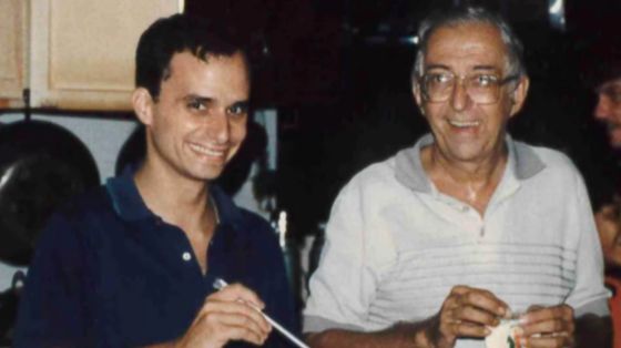 Francis Prevost da giovane mentre versa del sugo in una teglia