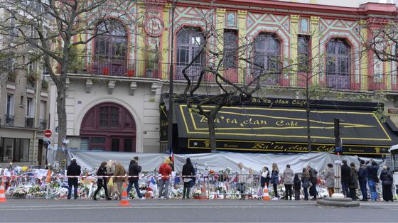 L'omaggio, dieci anni fa, dei cittadini di Parigi alle vittime del Bataclan. Giovedì alle 14 si terrà una commemorazione davanti al locale / Ansa