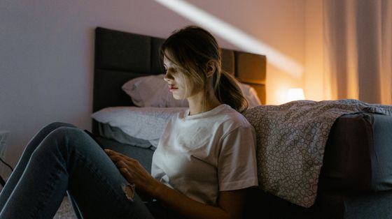 Dal cyberstalking al doxxing, la violenza di genere è sempre più digitale