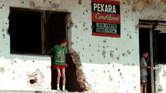 «Sparavano a bimbi e ragazze»: il racconto choc sui “turisti cecchini” a Sarajevo