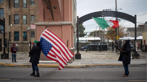 roteste a Chicago contro la stretta sui migranti voluta dall'Amministrazione Trump