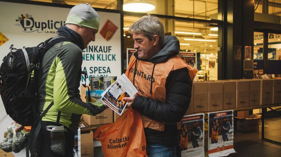 Un volontario alla Colletta Alimentare dell'anno scorso