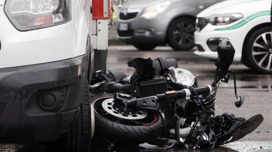 Incidenti e paradossi: guidiamo auto nuove su strade obsolete