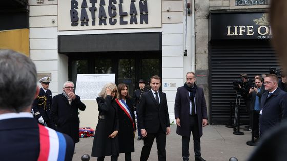 Macron e la moglie Brigitte davanti al Bataclan
