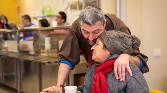Una mattina alla mensa dei frati: «Pane e abbracci per tutti»