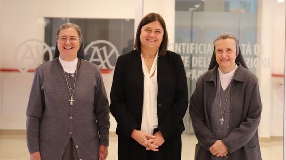 da sinistra, madre Chiara Cazzuola, gran cancelliere della Facoltà Auxilium, la prof.ssa Elena Beccalli, rettrice dell'Università Cattolica del Sacro Cuore, la prof.ssa Piera Ruffinatto, preside della Facoltà Auxilium