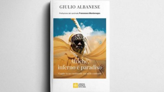 Il primo piano di un uomo africano in abiti tribali da cerimonia, con un ampio mantello giallo. Sopra, il titolo: "Afriche, inferno e paradiso"