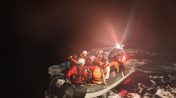 La nave di Medici senza frontiere soccorre 27 migranti