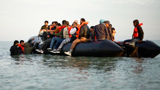 Starmer scavalca a destra Trump sull'immigrazione