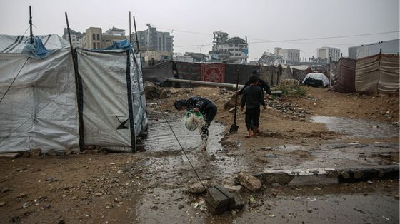 Le tende degli accampamenti sorti un po’ ovunque a Gaza City e nella zona di Khan Yunis nel sud della Striscia allagati dopo le piogge torrenziali di questi giorni