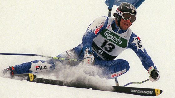 Alberto Tomba indossa il casco da anni, ma ora è obbligatorio per tutti