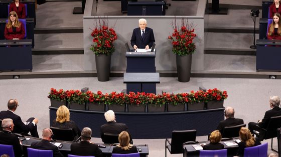 Il presidente Sergio Mattarella durante il suo discorso al Bundestag durante la cerimonia del Giorno del Ricordo per la fine della seconda guerra mondiale. REUTERS/Nadja Wohlleben