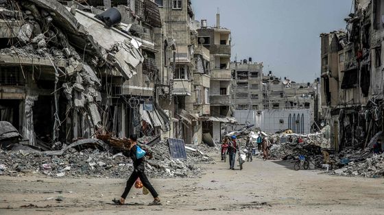 Le via di Gaza City, con gli scheletri dei palazzi bombardati