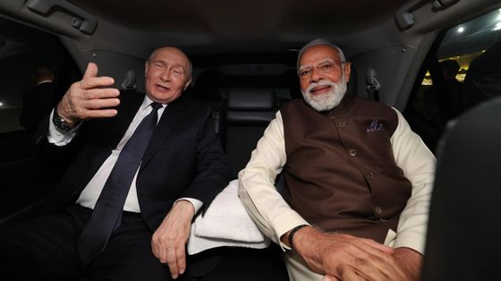 Il presidente russo Vladimir Putin in macchina nella capitale indiana con il primo ministro indiano Narendra Modi