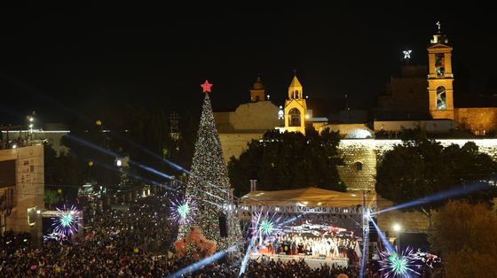 Si accende dopo due anni l'albero: è il Natale "resistente" di Betlemme
