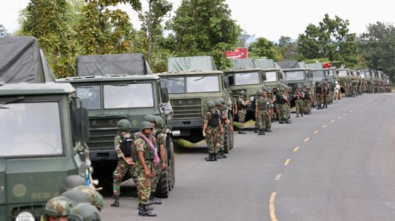 Una collana di uomini e mezzi dell'esercito cambogiano