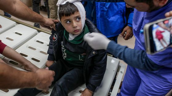 A Gaza i malati restano prigionieri. Spostarsi per le cure è complicato