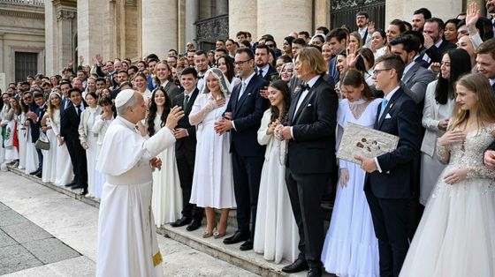Papa Leone durante una recente udienza generale in piazza san Pietro con le coppie di novelli sposi