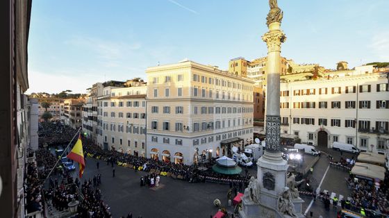 Il Papa all'Immacolata: «Illumina Roma di luce eterna»