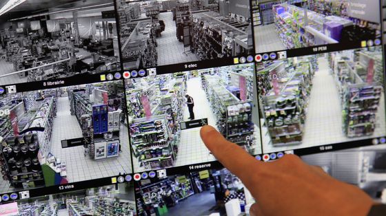 Furti in crescita nei negozi e nei supermercati: la colpa è anche delle casse automatiche