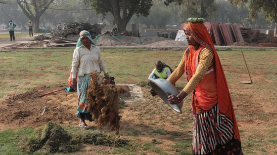 Donne indiane al lavoro in un cantiere edile
